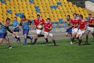 Odessa, Ukrayna - 29 Eylül 2019: Odessa ragbi takımı - Kiev Politeknik. Rugby oyuncularının top için yoğun mücadelesi. Stadyumun yeşil sahasında dinamik bir oyun. Vahşi Rugby Dövüşü