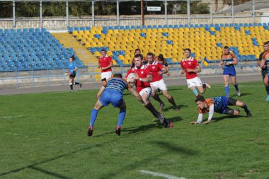 Odessa, Ukrayna - 29 Eylül 2019: Odessa ragbi takımı - Kiev Politeknik. Rugby oyuncularının top için yoğun mücadelesi. Stadyumun yeşil sahasında dinamik bir oyun. Vahşi Rugby Dövüşü