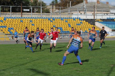 Odessa, Ukrayna - 29 Eylül 2019: Odessa ragbi takımı - Kiev Politeknik. Rugby oyuncularının top için yoğun mücadelesi. Stadyumun yeşil sahasında dinamik bir oyun. Vahşi Rugby Dövüşü