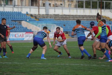 Odessa, Ukrayna - 29 Eylül 2019: Odessa ragbi takımı - Kiev Politeknik. Rugby oyuncularının top için yoğun mücadelesi. Stadyumun yeşil sahasında dinamik bir oyun. Vahşi Rugby Dövüşü
