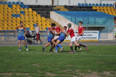Odessa, Ukrayna - 29 Eylül 2019: Odessa ragbi takımı - Kiev Politeknik. Rugby oyuncularının top için yoğun mücadelesi. Stadyumun yeşil sahasında dinamik bir oyun. Vahşi Rugby Dövüşü