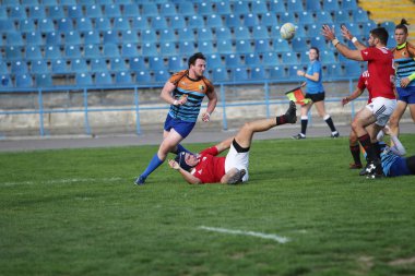 Odessa, Ukrayna - 29 Eylül 2019: Odessa ragbi takımı - Kiev Politeknik. Rugby oyuncularının top için yoğun mücadelesi. Stadyumun yeşil sahasında dinamik bir oyun. Vahşi Rugby Dövüşü