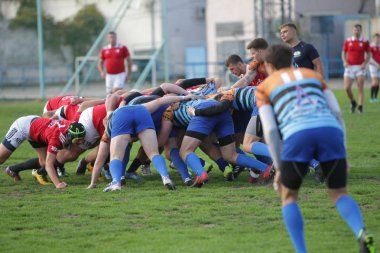 Odessa, Ukrayna - 29 Eylül 2019: Odessa ragbi takımı - Kiev Politeknik. Rugby oyuncularının top için yoğun mücadelesi. Stadyumun yeşil sahasında dinamik bir oyun. Vahşi Rugby Dövüşü
