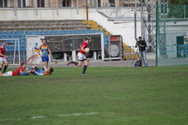 Odessa, Ukrayna - 29 Eylül 2019: Odessa ragbi takımı - Kiev Politeknik. Rugby oyuncularının top için yoğun mücadelesi. Stadyumun yeşil sahasında dinamik bir oyun. Vahşi Rugby Dövüşü