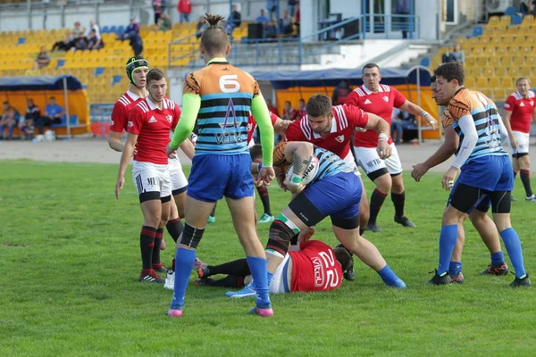 Odessa, Ukrayna - 29 Eylül 2019: Odessa ragbi takımı - Kiev Politeknik. Rugby oyuncularının top için yoğun mücadelesi. Stadyumun yeşil sahasında dinamik bir oyun. Vahşi Rugby Dövüşü