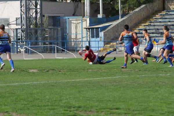 Odessa, Ukrayna - 29 Eylül 2019: Odessa ragbi takımı - Kiev Politeknik. Rugby oyuncularının top için yoğun mücadelesi. Stadyumun yeşil sahasında dinamik bir oyun. Vahşi Rugby Dövüşü