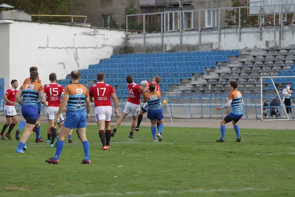 Odessa, Ukrayna - 29 Eylül 2019: Odessa ragbi takımı - Kiev Politeknik. Rugby oyuncularının top için yoğun mücadelesi. Stadyumun yeşil sahasında dinamik bir oyun. Vahşi Rugby Dövüşü