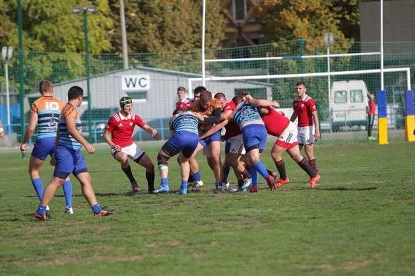 Odessa, Ukrayna - 29 Eylül 2019: Odessa ragbi takımı - Kiev Politeknik. Rugby oyuncularının top için yoğun mücadelesi. Stadyumun yeşil sahasında dinamik bir oyun. Vahşi Rugby Dövüşü