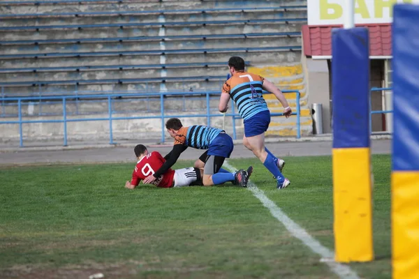 Odessa, Ukrayna - 29 Eylül 2019: Odessa ragbi takımı - Kiev Politeknik. Rugby oyuncularının top için yoğun mücadelesi. Stadyumun yeşil sahasında dinamik bir oyun. Vahşi Rugby Dövüşü