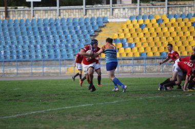 Odessa, Ukrayna - 29 Eylül 2019: Odessa ragbi takımı - Kiev Politeknik. Rugby oyuncularının top için yoğun mücadelesi. Stadyumun yeşil sahasında dinamik bir oyun. Vahşi Rugby Dövüşü
