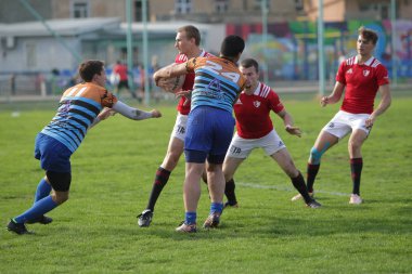 Odessa, Ukrayna - 29 Eylül 2019: Odessa ragbi takımı - Kiev Politeknik. Rugby oyuncularının top için yoğun mücadelesi. Stadyumun yeşil sahasında dinamik bir oyun. Vahşi Rugby Dövüşü