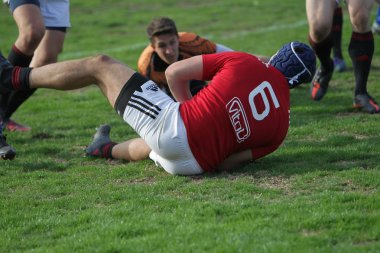 Odessa, Ukrayna - 29 Eylül 2019: Odessa ragbi takımı - Kiev Politeknik. Rugby oyuncularının top için yoğun mücadelesi. Stadyumun yeşil sahasında dinamik bir oyun. Vahşi Rugby Dövüşü