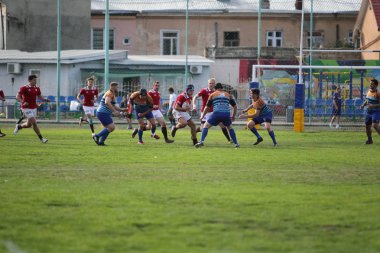 Odessa, Ukrayna - 29 Eylül 2019: Odessa ragbi takımı - Kiev Politeknik. Rugby oyuncularının top için yoğun mücadelesi. Stadyumun yeşil sahasında dinamik bir oyun. Vahşi Rugby Dövüşü