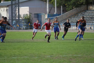 Odessa, Ukrayna - 29 Eylül 2019: Odessa ragbi takımı - Kiev Politeknik. Rugby oyuncularının top için yoğun mücadelesi. Stadyumun yeşil sahasında dinamik bir oyun. Vahşi Rugby Dövüşü