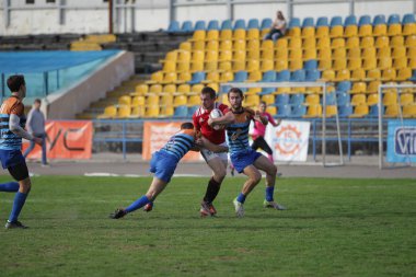Odessa, Ukrayna - 29 Eylül 2019: Odessa ragbi takımı - Kiev Politeknik. Rugby oyuncularının top için yoğun mücadelesi. Stadyumun yeşil sahasında dinamik bir oyun. Vahşi Rugby Dövüşü