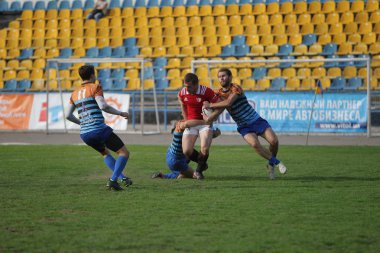 Odessa, Ukrayna - 29 Eylül 2019: Odessa ragbi takımı - Kiev Politeknik. Rugby oyuncularının top için yoğun mücadelesi. Stadyumun yeşil sahasında dinamik bir oyun. Vahşi Rugby Dövüşü