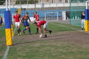 Odessa, Ukrayna - 29 Eylül 2019: Odessa ragbi takımı - Kiev Politeknik. Rugby oyuncularının top için yoğun mücadelesi. Stadyumun yeşil sahasında dinamik bir oyun. Vahşi Rugby Dövüşü