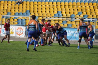 Odessa, Ukrayna - 29 Eylül 2019: Odessa ragbi takımı - Kiev Politeknik. Rugby oyuncularının top için yoğun mücadelesi. Stadyumun yeşil sahasında dinamik bir oyun. Vahşi Rugby Dövüşü