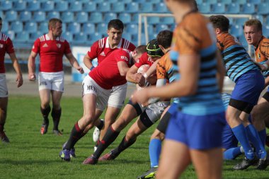 Odessa, Ukrayna - 29 Eylül 2019: Odessa ragbi takımı - Kiev Politeknik. Rugby oyuncularının top için yoğun mücadelesi. Stadyumun yeşil sahasında dinamik bir oyun. Vahşi Rugby Dövüşü