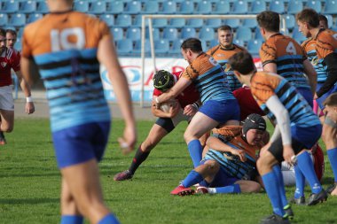 Odessa, Ukrayna - 29 Eylül 2019: Odessa ragbi takımı - Kiev Politeknik. Rugby oyuncularının top için yoğun mücadelesi. Stadyumun yeşil sahasında dinamik bir oyun. Vahşi Rugby Dövüşü