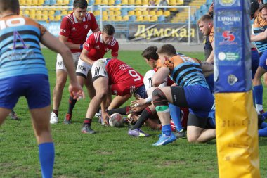 Odessa, Ukrayna - 29 Eylül 2019: Odessa ragbi takımı - Kiev Politeknik. Rugby oyuncularının top için yoğun mücadelesi. Stadyumun yeşil sahasında dinamik bir oyun. Vahşi Rugby Dövüşü