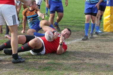 Odessa, Ukrayna - 29 Eylül 2019: Odessa ragbi takımı - Kiev Politeknik. Rugby oyuncularının top için yoğun mücadelesi. Stadyumun yeşil sahasında dinamik bir oyun. Vahşi Rugby Dövüşü