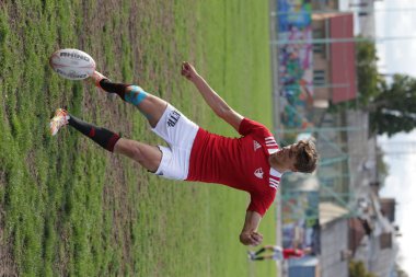 Odessa, Ukrayna - 29 Eylül 2019: Odessa ragbi takımı - Kiev Politeknik. Rugby oyuncularının top için yoğun mücadelesi. Stadyumun yeşil sahasında dinamik bir oyun. Vahşi Rugby Dövüşü