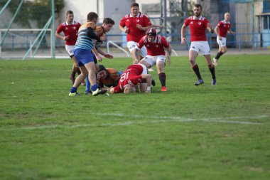 Odessa, Ukrayna - 29 Eylül 2019: Odessa ragbi takımı - Kiev Politeknik. Rugby oyuncularının top için yoğun mücadelesi. Stadyumun yeşil sahasında dinamik bir oyun. Vahşi Rugby Dövüşü