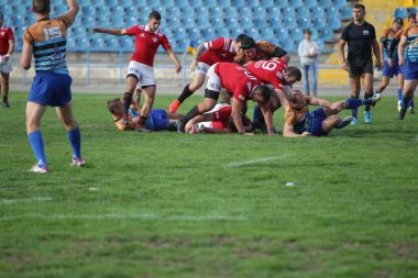 Odessa, Ukrayna - 29 Eylül 2019: Odessa ragbi takımı - Kiev Politeknik. Rugby oyuncularının top için yoğun mücadelesi. Stadyumun yeşil sahasında dinamik bir oyun. Vahşi Rugby Dövüşü