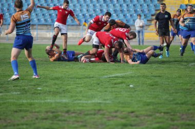 Odessa, Ukrayna - 29 Eylül 2019: Odessa ragbi takımı - Kiev Politeknik. Rugby oyuncularının top için yoğun mücadelesi. Stadyumun yeşil sahasında dinamik bir oyun. Vahşi Rugby Dövüşü
