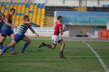 Odessa, Ukrayna - 29 Eylül 2019: Odessa ragbi takımı - Kiev Politeknik. Rugby oyuncularının top için yoğun mücadelesi. Stadyumun yeşil sahasında dinamik bir oyun. Vahşi Rugby Dövüşü