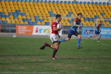 Odessa, Ukrayna - 29 Eylül 2019: Odessa ragbi takımı - Kiev Politeknik. Rugby oyuncularının top için yoğun mücadelesi. Stadyumun yeşil sahasında dinamik bir oyun. Vahşi Rugby Dövüşü
