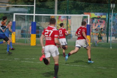 Odessa, Ukrayna - 29 Eylül 2019: Odessa ragbi takımı - Kiev Politeknik. Rugby oyuncularının top için yoğun mücadelesi. Stadyumun yeşil sahasında dinamik bir oyun. Vahşi Rugby Dövüşü