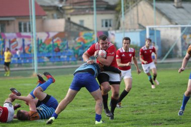Odessa, Ukrayna - 29 Eylül 2019: Odessa ragbi takımı - Kiev Politeknik. Rugby oyuncularının top için yoğun mücadelesi. Stadyumun yeşil sahasında dinamik bir oyun. Vahşi Rugby Dövüşü
