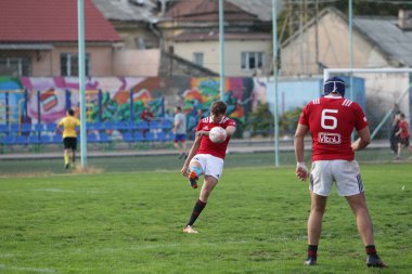Odessa, Ukrayna - 29 Eylül 2019: Odessa ragbi takımı - Kiev Politeknik. Rugby oyuncularının top için yoğun mücadelesi. Stadyumun yeşil sahasında dinamik bir oyun. Vahşi Rugby Dövüşü