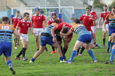 Odessa, Ukrayna - 29 Eylül 2019: Odessa ragbi takımı - Kiev Politeknik. Rugby oyuncularının top için yoğun mücadelesi. Stadyumun yeşil sahasında dinamik bir oyun. Vahşi Rugby Dövüşü