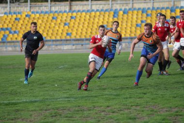 Odessa, Ukrayna - 29 Eylül 2019: Odessa ragbi takımı - Kiev Politeknik. Rugby oyuncularının top için yoğun mücadelesi. Stadyumun yeşil sahasında dinamik bir oyun. Vahşi Rugby Dövüşü
