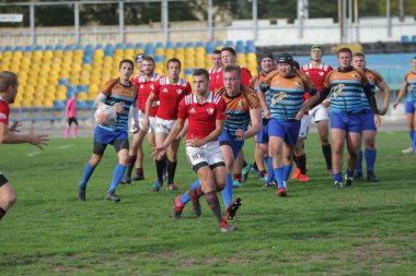 Odessa, Ukrayna - 29 Eylül 2019: Odessa ragbi takımı - Kiev Politeknik. Rugby oyuncularının top için yoğun mücadelesi. Stadyumun yeşil sahasında dinamik bir oyun. Vahşi Rugby Dövüşü