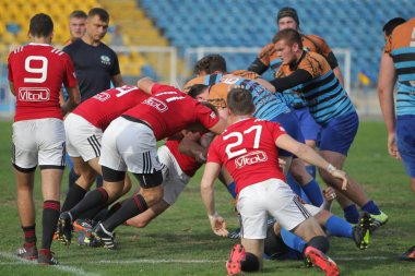 Odessa, Ukrayna - 29 Eylül 2019: Odessa ragbi takımı - Kiev Politeknik. Rugby oyuncularının top için yoğun mücadelesi. Stadyumun yeşil sahasında dinamik bir oyun. Vahşi Rugby Dövüşü