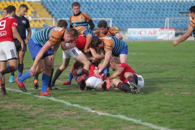 Odessa, Ukrayna - 29 Eylül 2019: Odessa ragbi takımı - Kiev Politeknik. Rugby oyuncularının top için yoğun mücadelesi. Stadyumun yeşil sahasında dinamik bir oyun. Vahşi Rugby Dövüşü
