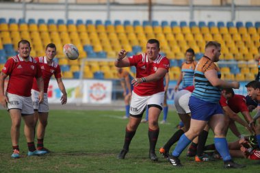 Odessa, Ukrayna - 29 Eylül 2019: Odessa ragbi takımı - Kiev Politeknik. Rugby oyuncularının top için yoğun mücadelesi. Stadyumun yeşil sahasında dinamik bir oyun. Vahşi Rugby Dövüşü