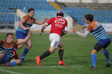 Odessa, Ukrayna - 29 Eylül 2019: Odessa ragbi takımı - Kiev Politeknik. Rugby oyuncularının top için yoğun mücadelesi. Stadyumun yeşil sahasında dinamik bir oyun. Vahşi Rugby Dövüşü