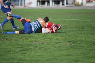 Odessa, Ukrayna - 29 Eylül 2019: Odessa ragbi takımı - Kiev Politeknik. Rugby oyuncularının top için yoğun mücadelesi. Stadyumun yeşil sahasında dinamik bir oyun. Vahşi Rugby Dövüşü