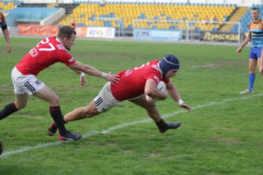 Odessa, Ukrayna - 29 Eylül 2019: Odessa ragbi takımı - Kiev Politeknik. Rugby oyuncularının top için yoğun mücadelesi. Stadyumun yeşil sahasında dinamik bir oyun. Vahşi Rugby Dövüşü