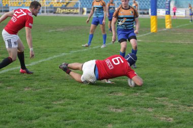 Odessa, Ukrayna - 29 Eylül 2019: Odessa ragbi takımı - Kiev Politeknik. Rugby oyuncularının top için yoğun mücadelesi. Stadyumun yeşil sahasında dinamik bir oyun. Vahşi Rugby Dövüşü