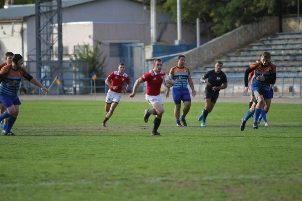 Odessa, Ukrayna - 29 Eylül 2019: Odessa ragbi takımı - Kiev Politeknik. Rugby oyuncularının top için yoğun mücadelesi. Stadyumun yeşil sahasında dinamik bir oyun. Vahşi Rugby Dövüşü