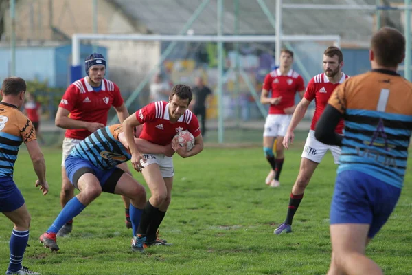 Odessa, Ukrayna - 29 Eylül 2019: Odessa ragbi takımı - Kiev Politeknik. Rugby oyuncularının top için yoğun mücadelesi. Stadyumun yeşil sahasında dinamik bir oyun. Vahşi Rugby Dövüşü