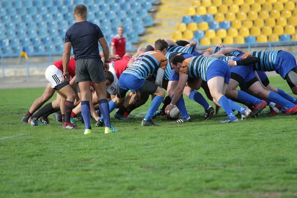 Odessa, Ukrayna - 29 Eylül 2019: Odessa ragbi takımı - Kiev Politeknik. Rugby oyuncularının top için yoğun mücadelesi. Stadyumun yeşil sahasında dinamik bir oyun. Vahşi Rugby Dövüşü