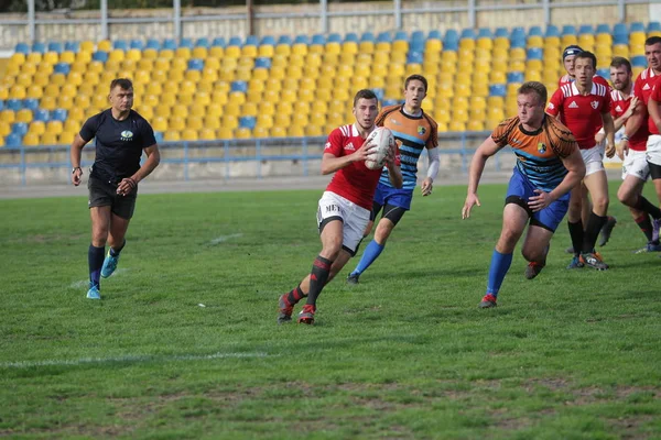 Odessa, Ukrayna - 29 Eylül 2019: Odessa ragbi takımı - Kiev Politeknik. Rugby oyuncularının top için yoğun mücadelesi. Stadyumun yeşil sahasında dinamik bir oyun. Vahşi Rugby Dövüşü