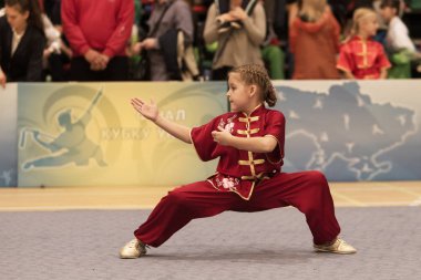 Odessa, Ukrayna - 1 Ekim 2019: Wushu çocuklar arasındaki Wushu yarışması sırasında sporcu. Yarışmadaki genç sporcular Shaolin Kung Fu (Shaolin Wushu) adlı Çin dövüş sanatlarını icra ediyorlar.)